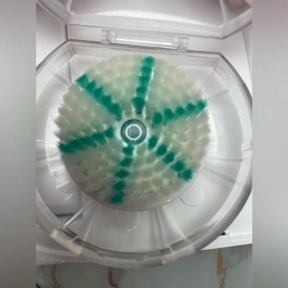 Tao Clean facial brush in Rose Gold with 2 brush attachments never used - Picture 8 of 12